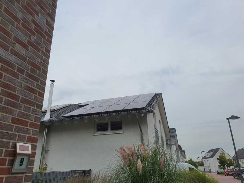 Aufnahme eines Hauses mit montierter Photovoltaik
