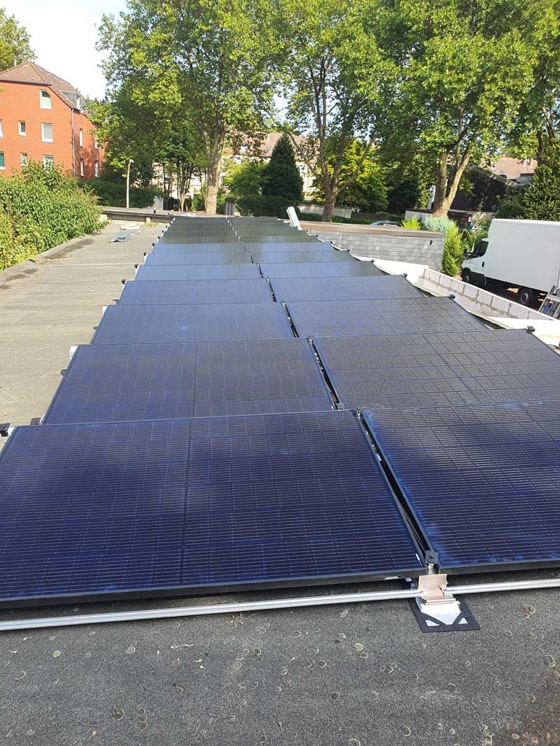 Photovoltaik Module liegen auf dem Boden
