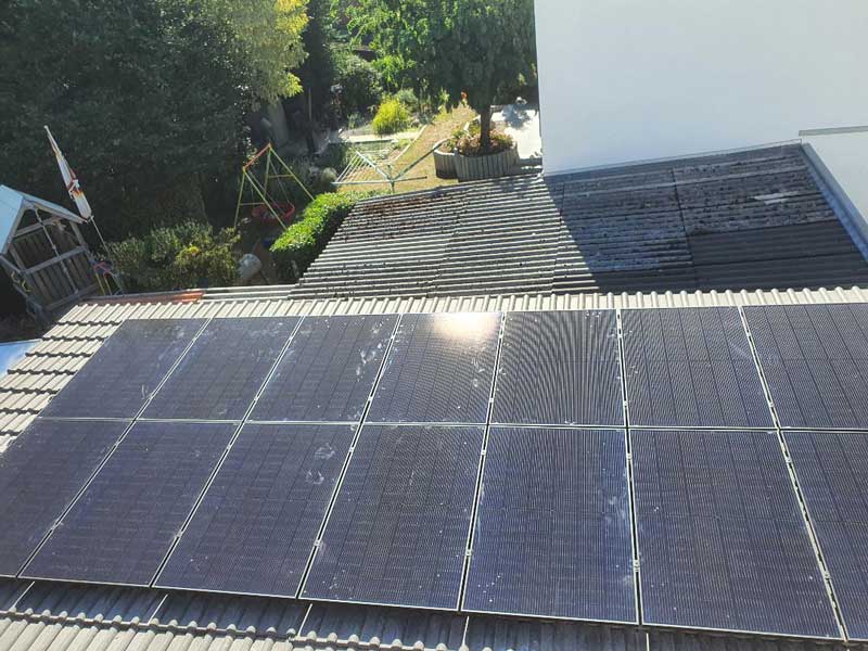 Photovoltaik, montiert und fertig auf einem Dach