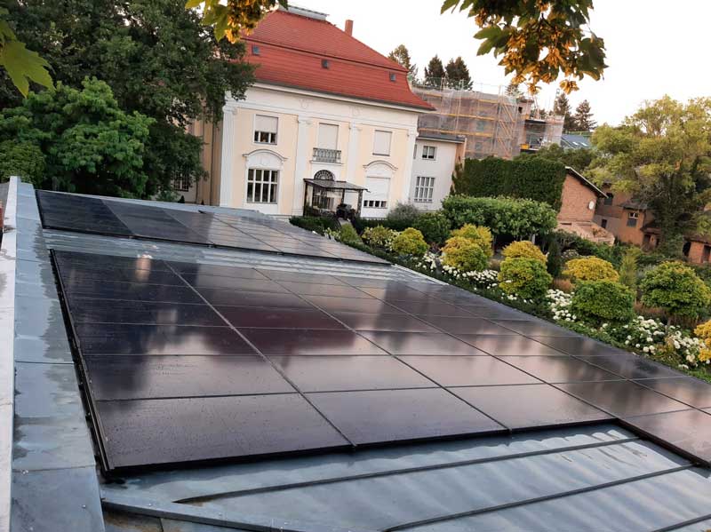 Photovoltaik Panels auf einem Dach