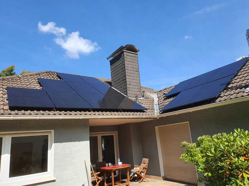 Aufnahme von Solar Panels auf einem Hausdach