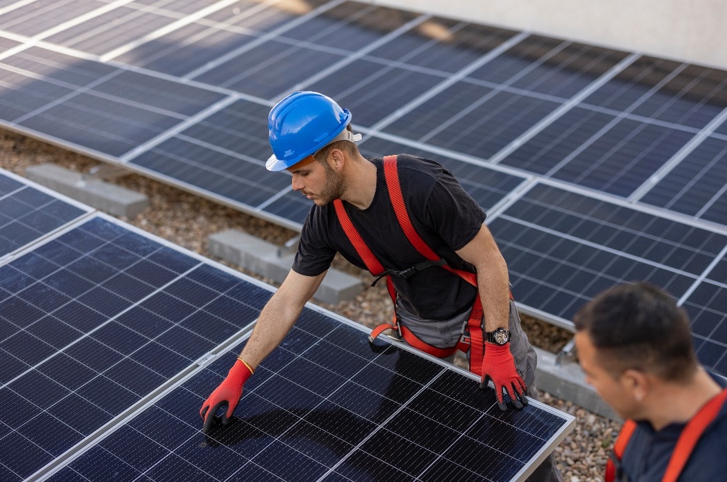 Unverfälschtes Foto eines Experten für Solarenergie bei einer Dachinstallation