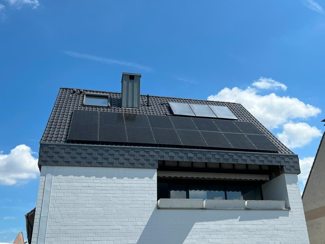 Solarpanels, welche auf einem Hausdach montiert sind