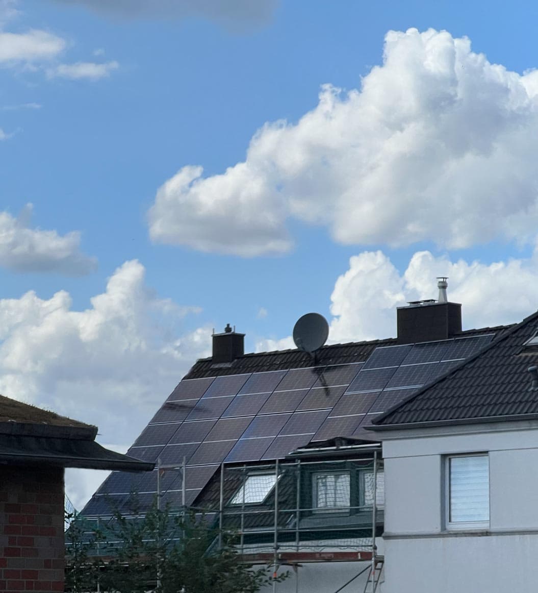 Aufnahme eines Hausdaches mit Photovoltaik montiert