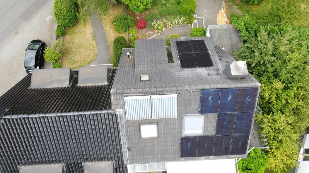 Drohnen-Aufnahme eines Hauses mit Photovoltaik auf dem Dach