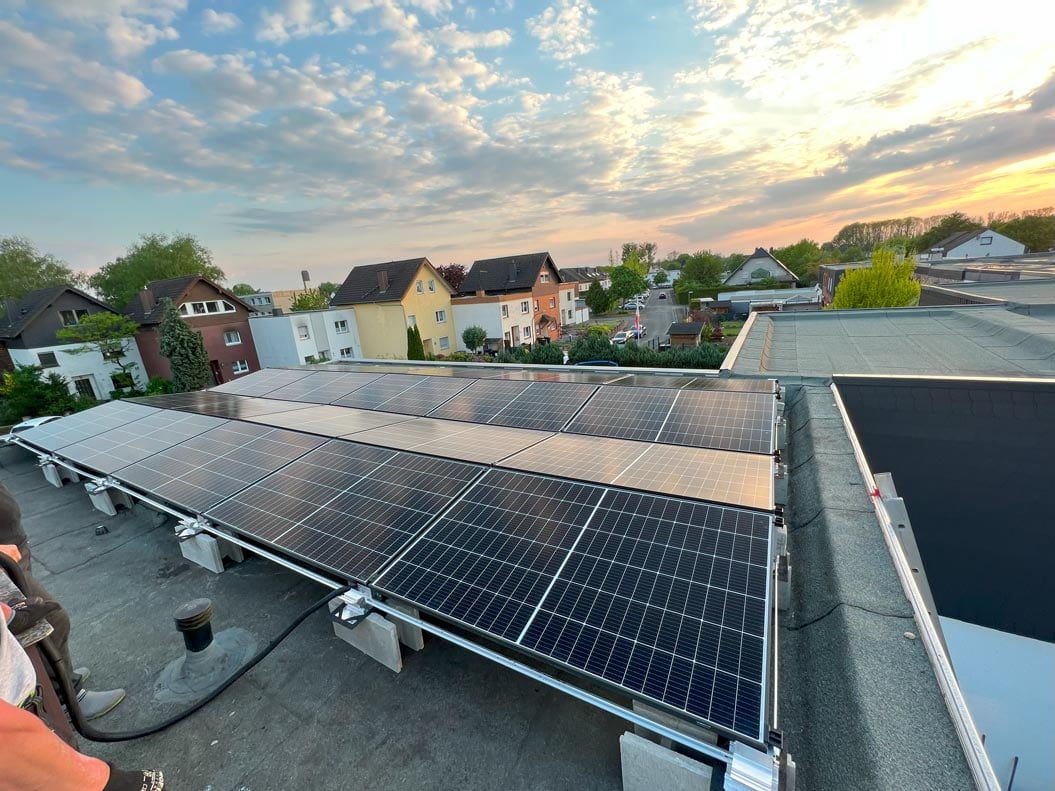 Photovoltaik, montiert auf einem Flachdach durch Das Sonnen System