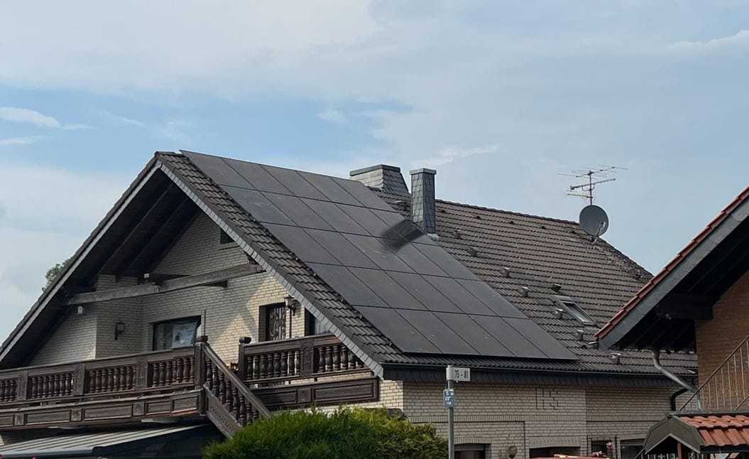 Großes Haus mit Solar Panels auf dem Dach