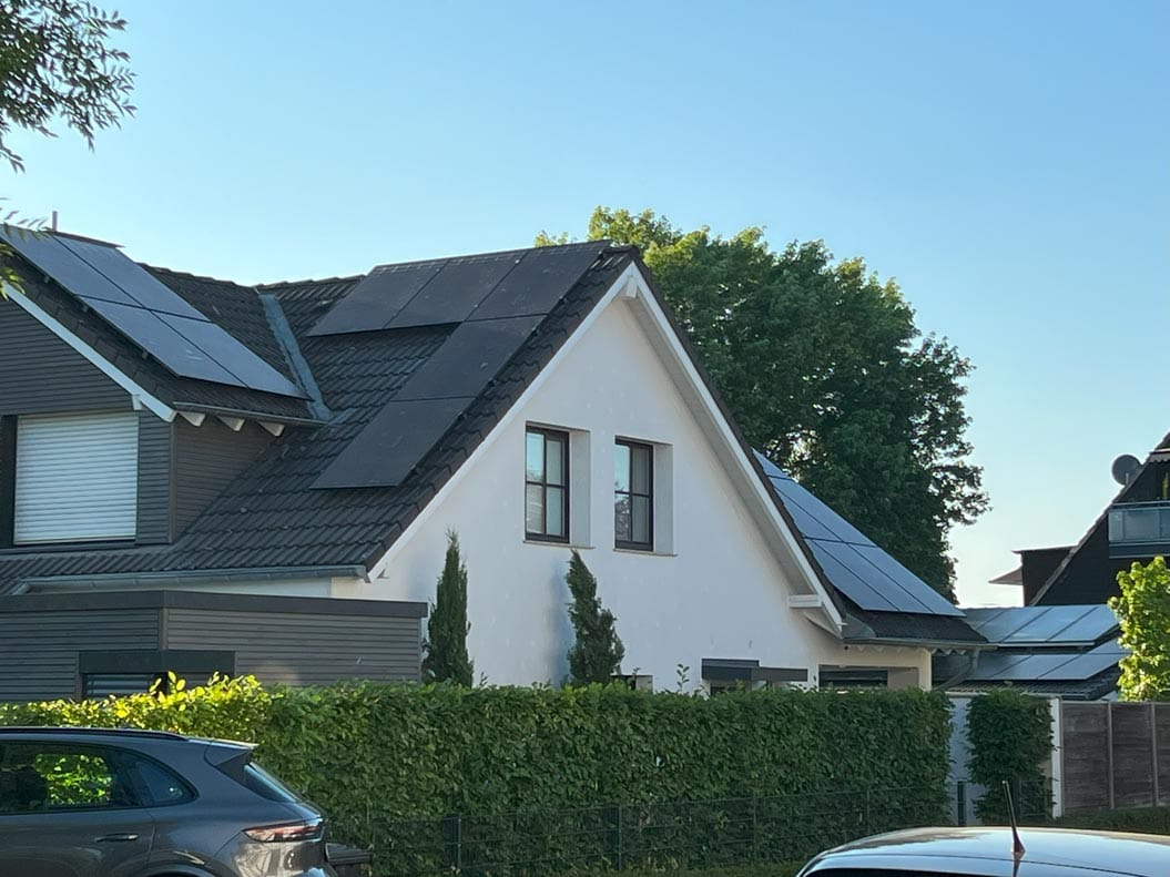 Aufnahme der Front eines Hauses mit Photovoltaik montiert