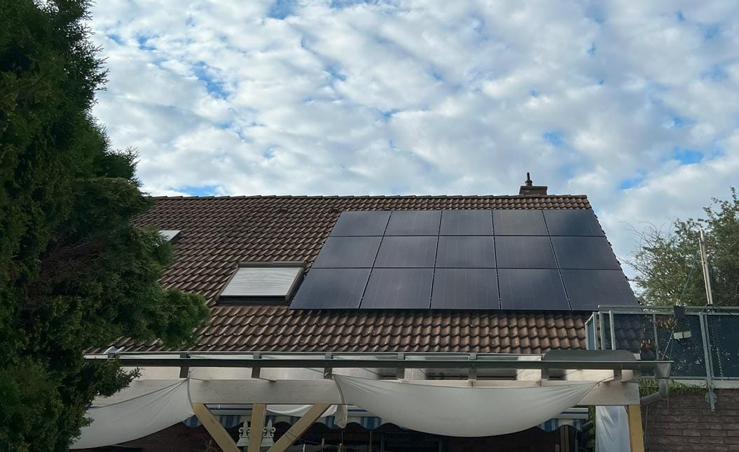 Hausdach mit Photovoltaik Panels und Dachfenstern