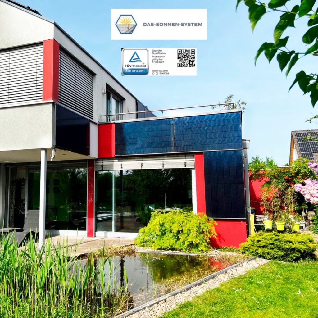 Modernes Gebäude mit Solarpanels, Teich im Vordergrund, blauer Himmel, grüne Pflanzen.