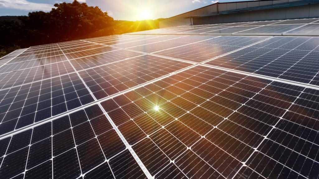 Solarmodule auf dem Fabrikdach Photovoltaik-Solarmodule absorbieren das Sonnenlicht als Energiequelle zur Erzeugung von Strom und schaffen so nachhaltige Energie