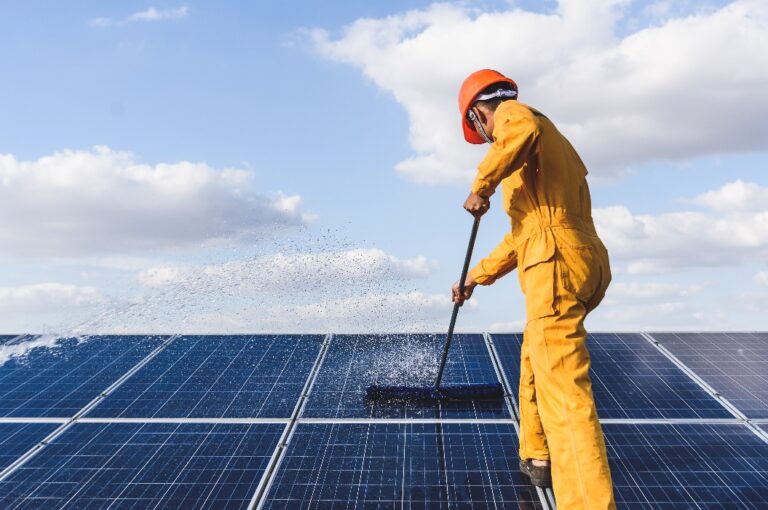 Arbeiter bei der Reinigung von Solarmodulen